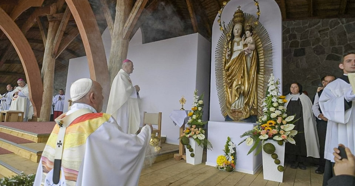 Megoperálják Ferenc pápát